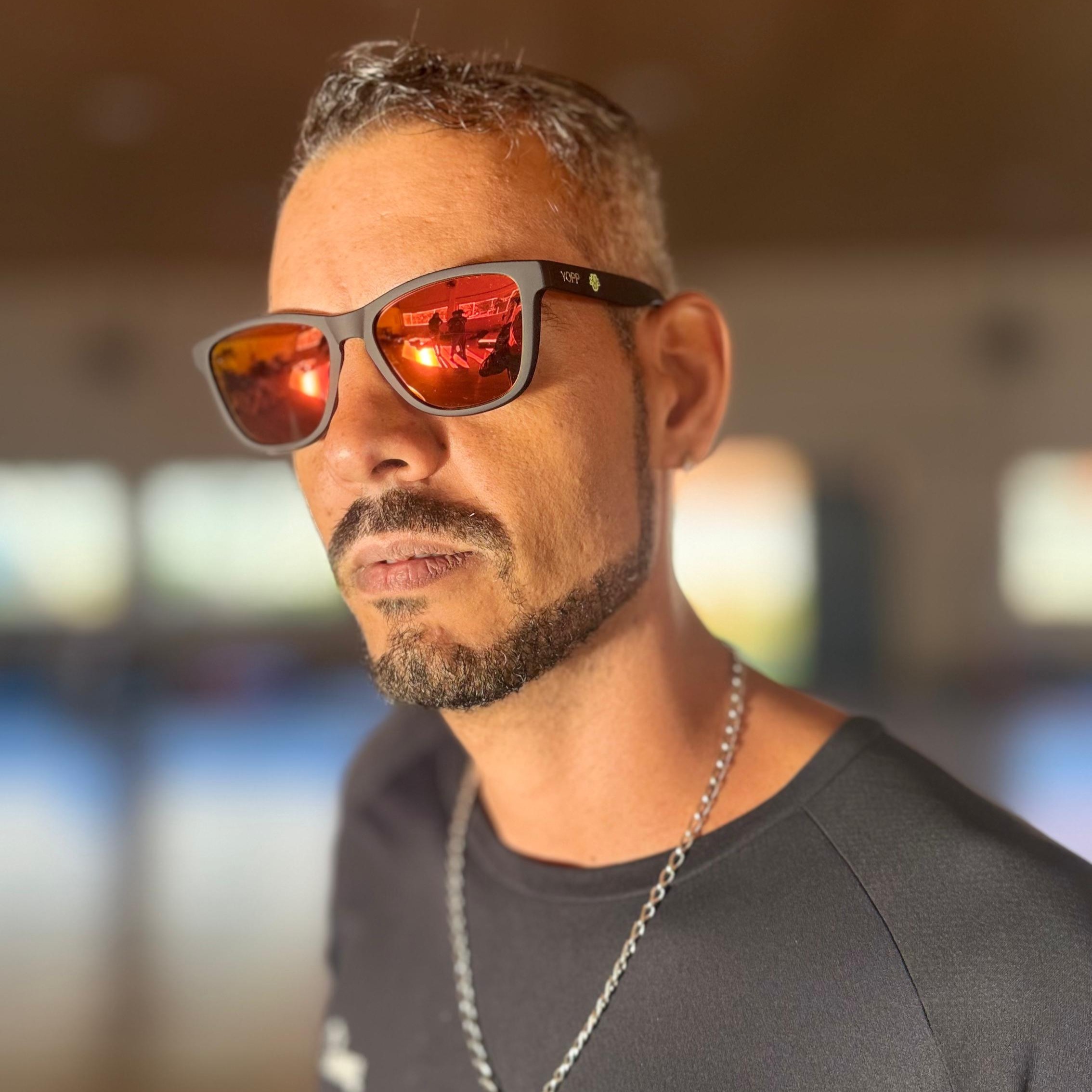 ÓCULOS UTM BEIJINHO NO OMBRO